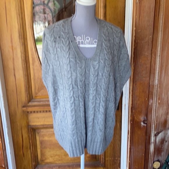 🦋 Grey Sleeveless argyle sweater runs large🦋 - Picture 1 of 4